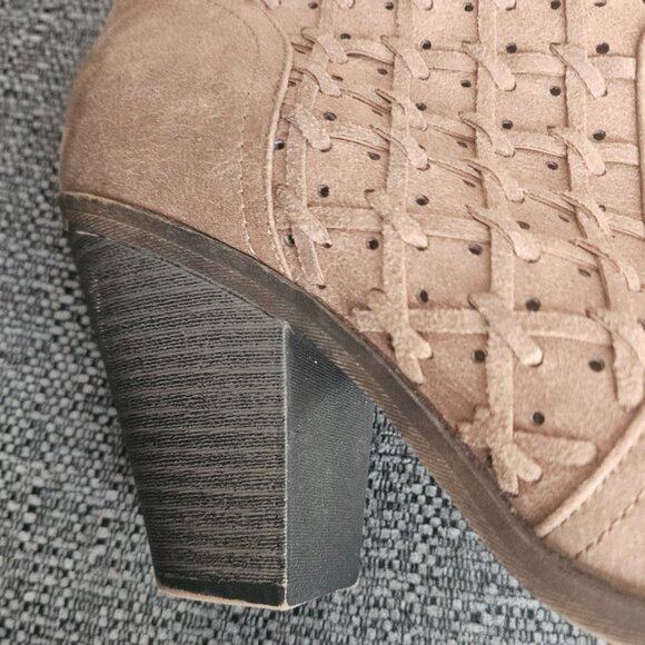 Fergalicious western tan ankle block heal zip back booties 8.5 - Picture 5 of 10